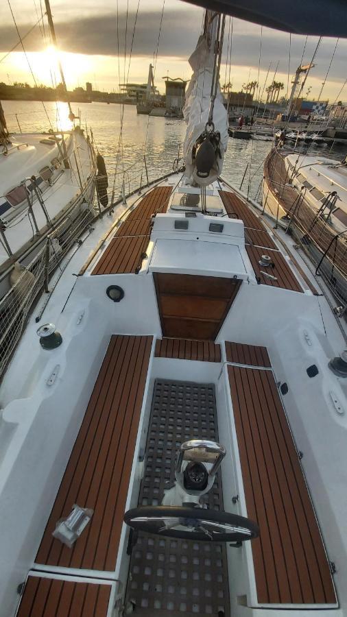 Velero En Puerto De Valencia - E&M Boats Valência Exterior foto