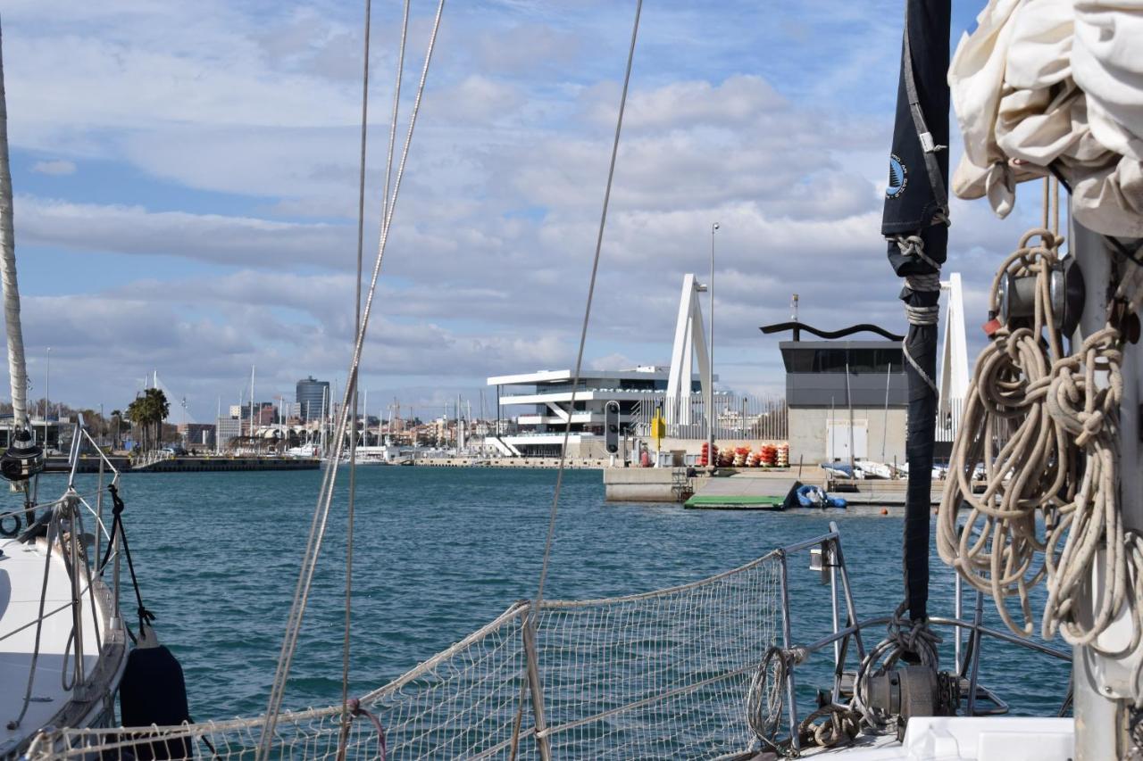 Velero En Puerto De Valencia - E&M Boats Valência Exterior foto