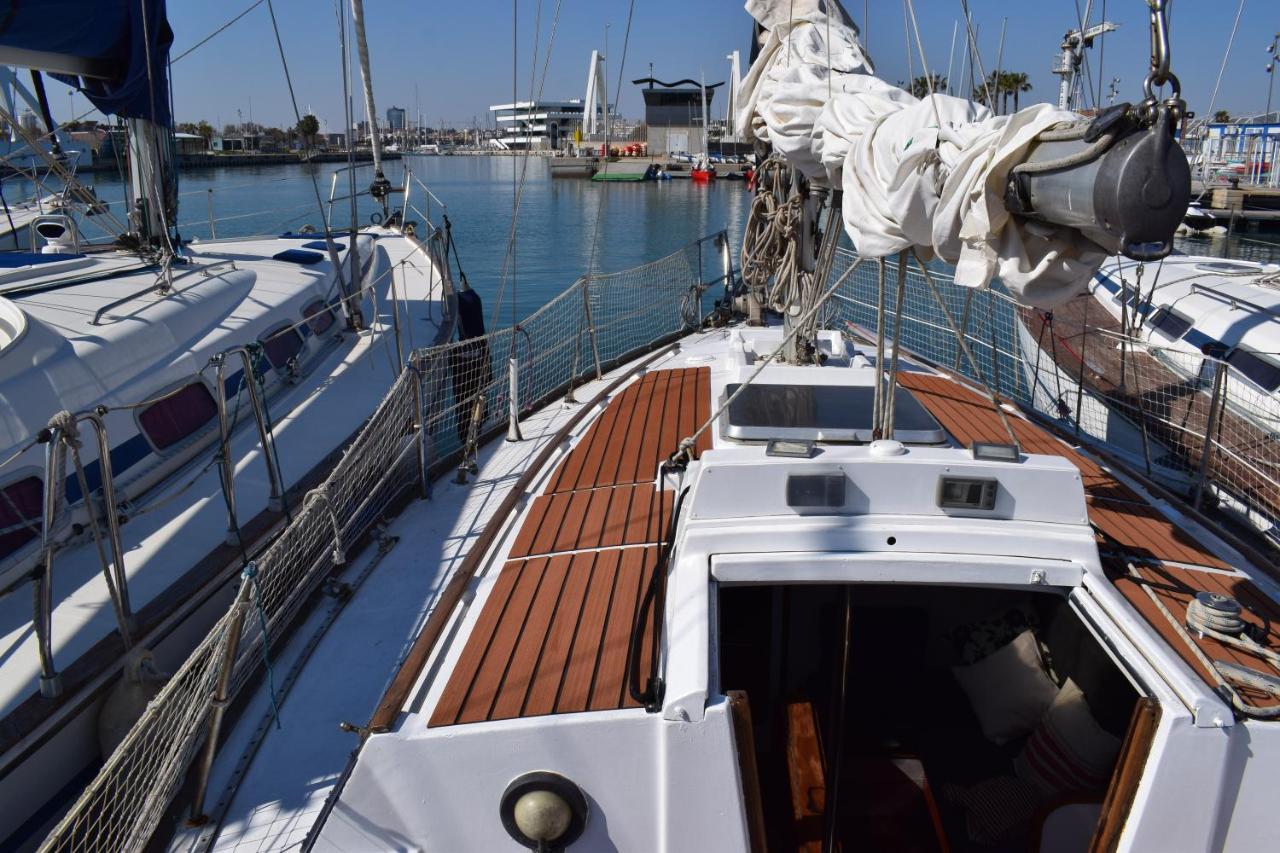 Velero En Puerto De Valencia - E&M Boats Valência Exterior foto