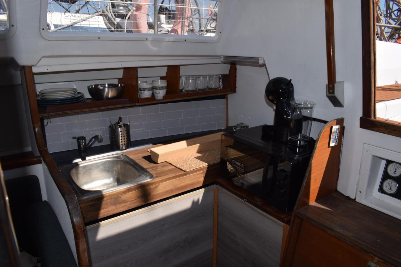 Velero En Puerto De Valencia - E&M Boats Valência Exterior foto