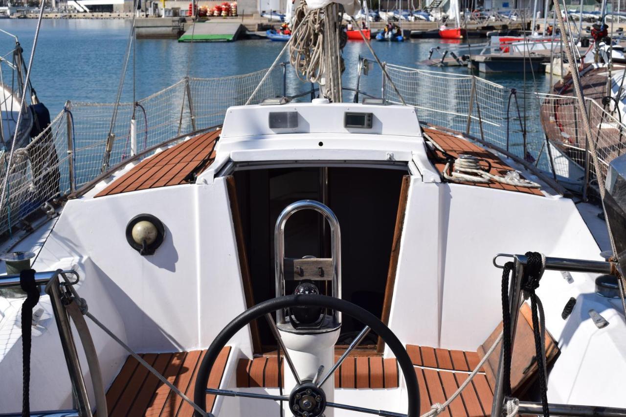 Velero En Puerto De Valencia - E&M Boats Valência Exterior foto